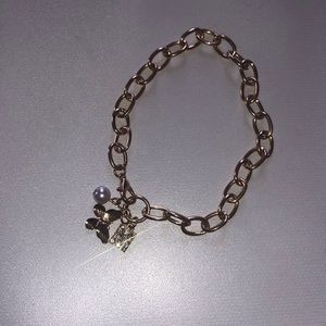 A cute chain bracelet with a butterfly pearl and diamond M